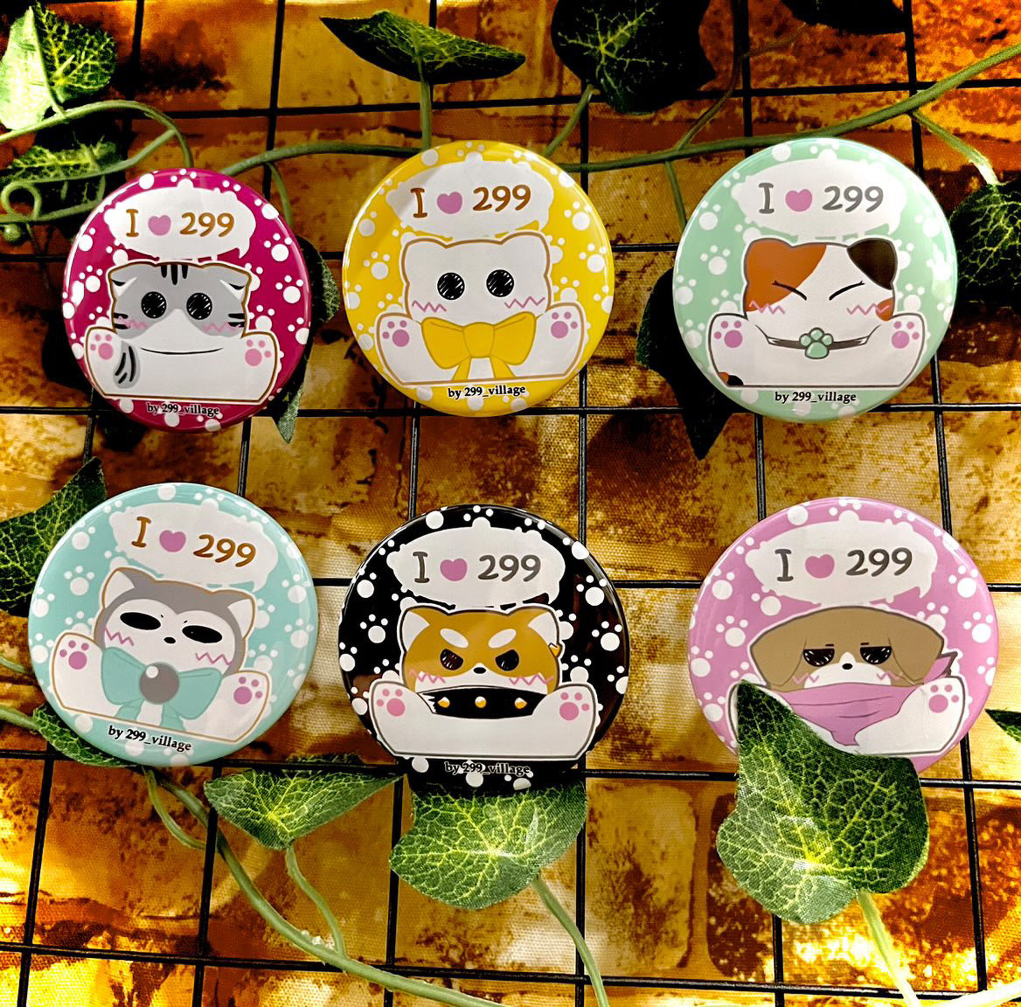 さまざまな猫の表情を描いた缶バッジ