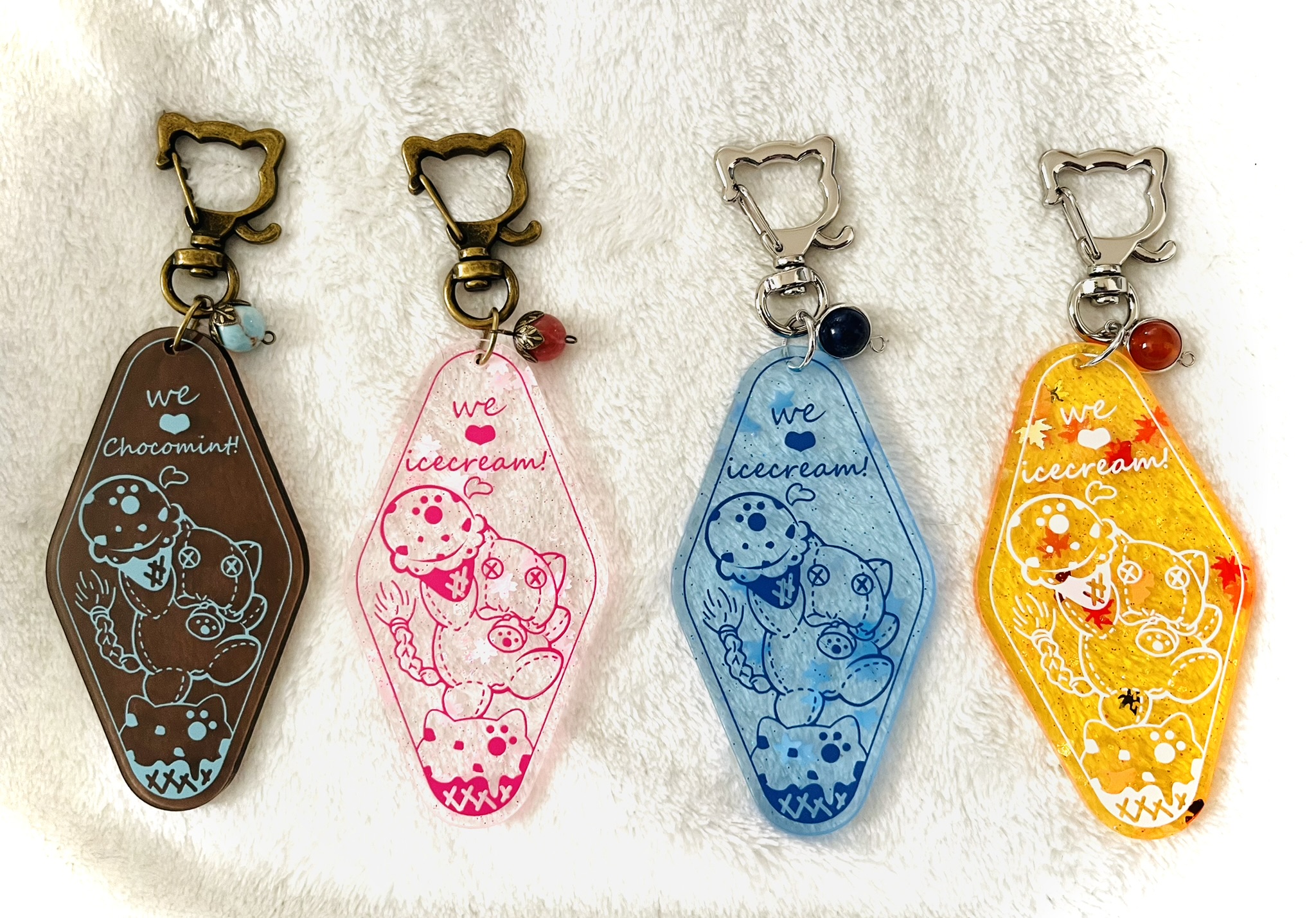 カラフルな猫のイラストを使ったキーホルダー