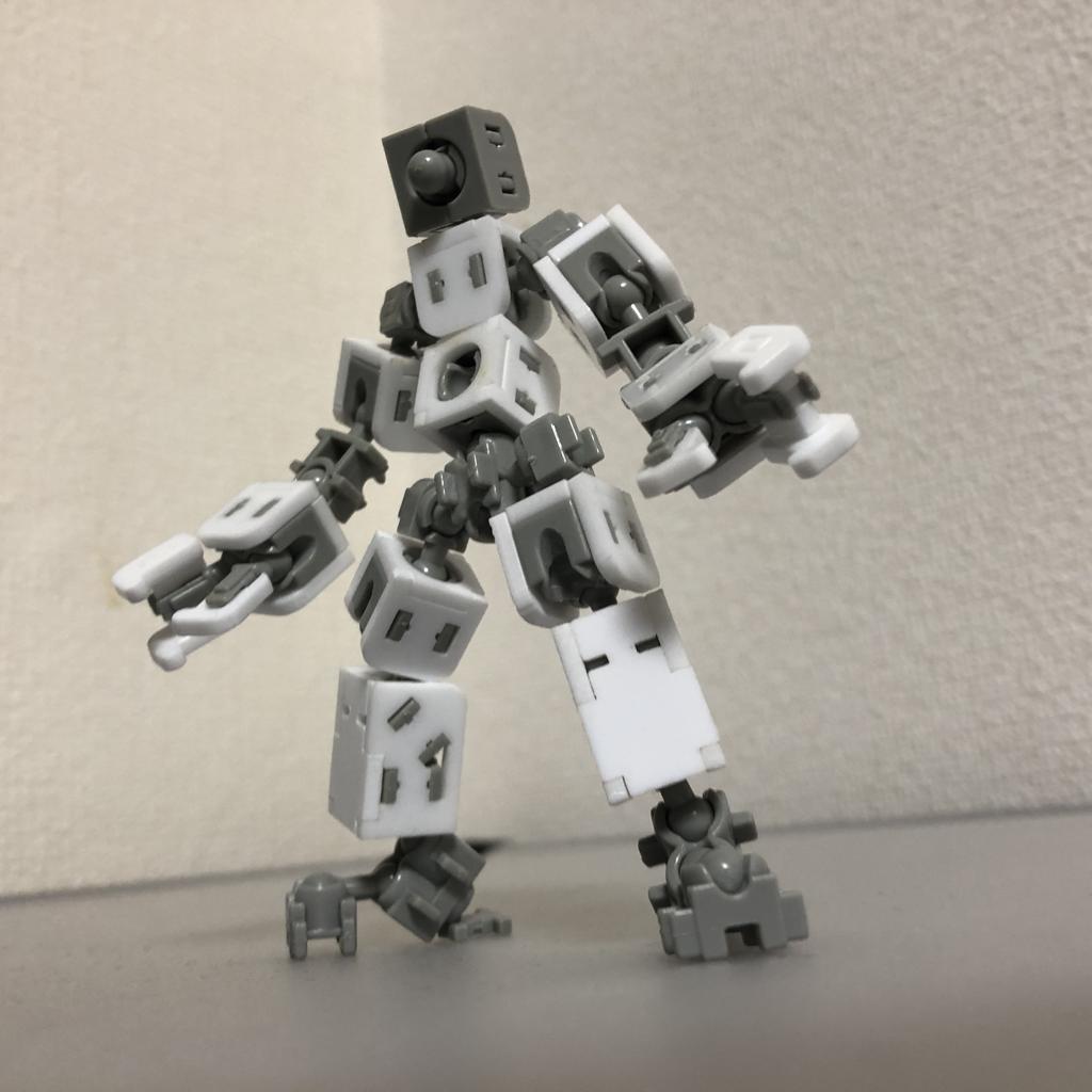 白とグレーのパーツで組み上げた人型のアクティブプラモデル