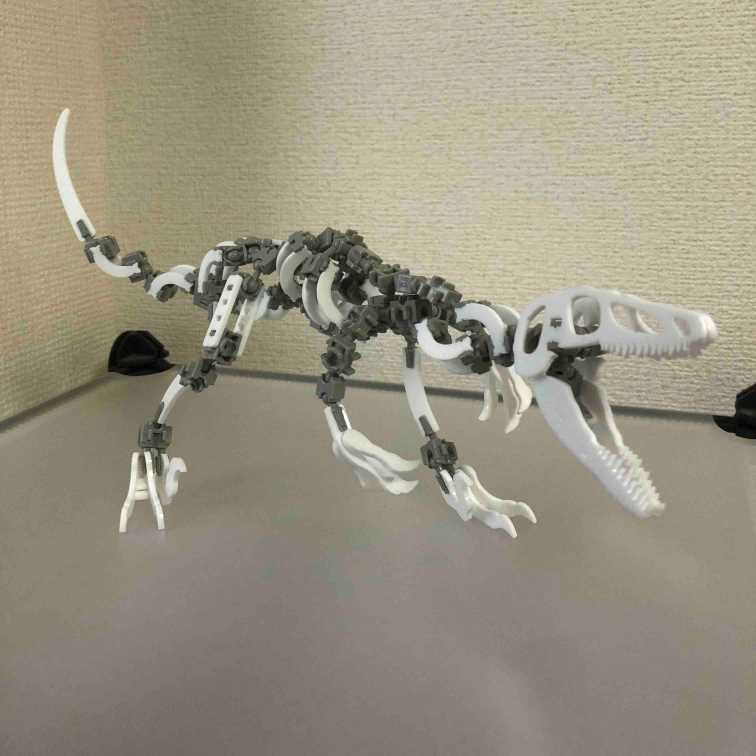 白とグレーの骨格パーツで構成された恐竜型の作品